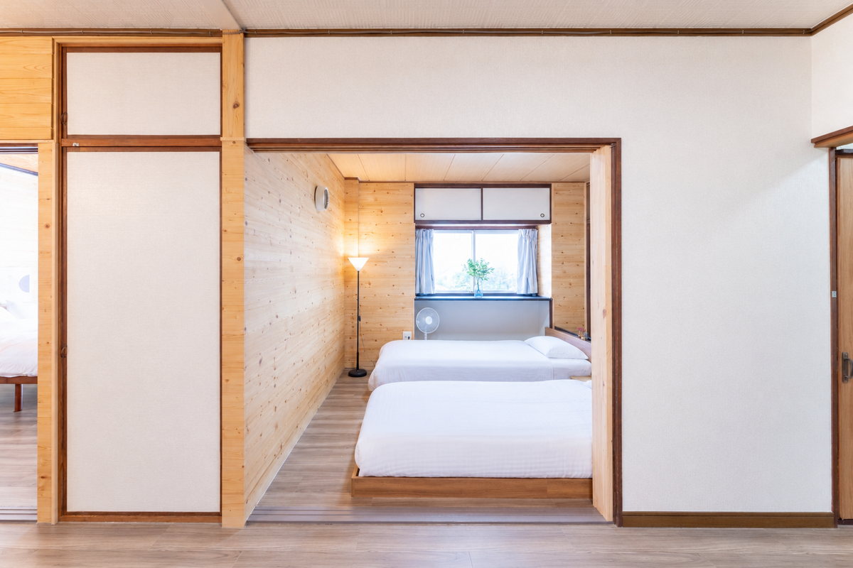 となりの部屋から見た寝室三