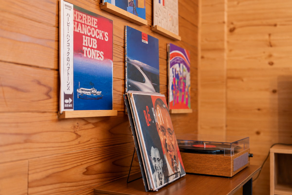 壁に並べたジャケットとレコードプレーヤー